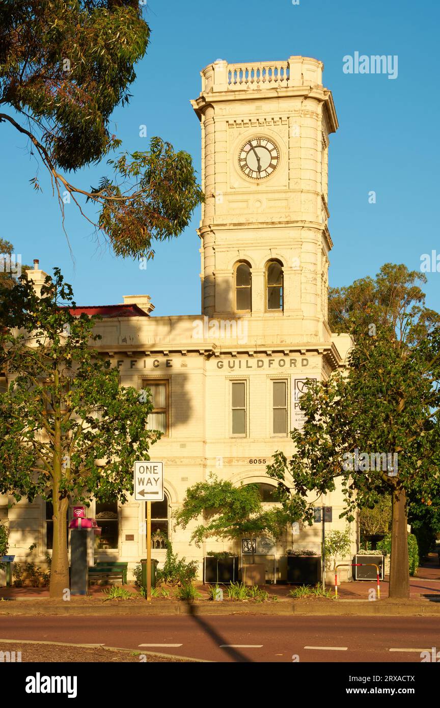 Das historische Guildford Post Office und der Uhrturm im östlichen Vorort Guildford, Perth, Western Australia. Stockfoto