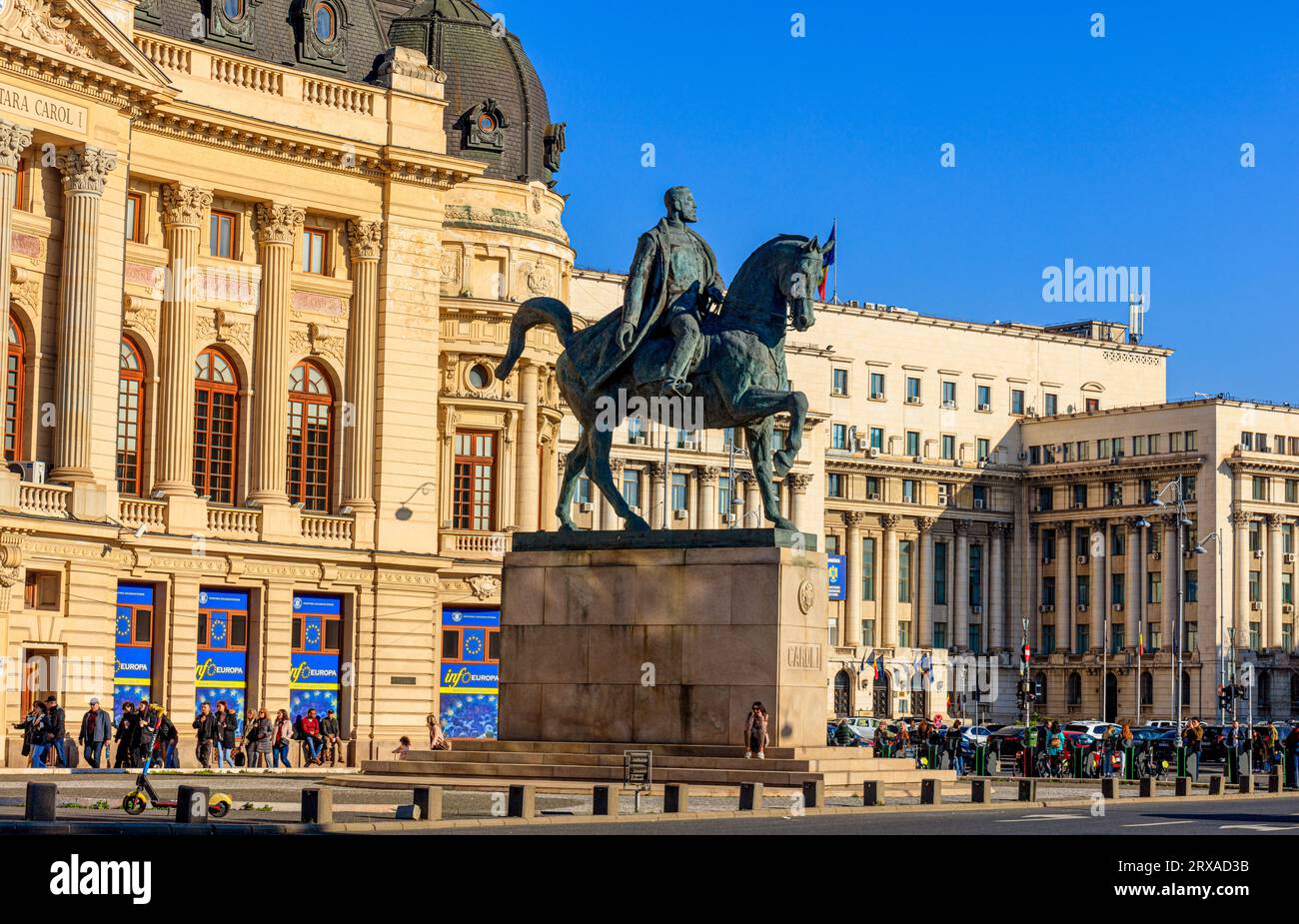 Bronzestatue von König Karl I., erster König von Rumänien. Auf seinem Pferd, vor der Zentralbibliothek der Universität, Calea Victoriei, Bukarest, Rumänien Stockfoto