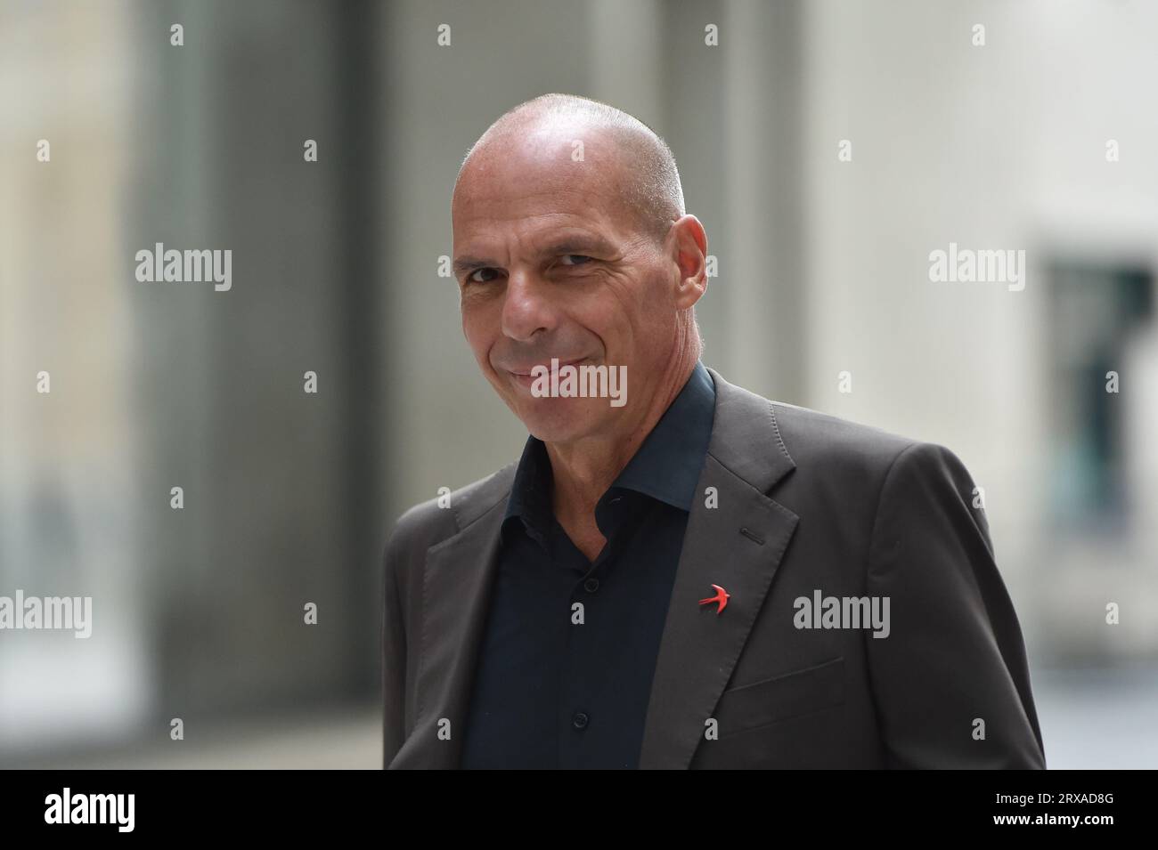 London, England, Großbritannien. September 2023. YANIS VAROUFAKIS, ehemaliger griechischer Finanzminister, Ökonom und Politiker, vor den BBC Studios gesehen, bevor er am Sonntag mit Laura Kuenssberg auftrat (Credit Image: © Thomas Krych/ZUMA Press Wire), NUR REDAKTIONELLE VERWENDUNG! Nicht für kommerzielle ZWECKE! Quelle: ZUMA Press, Inc./Alamy Live News Stockfoto