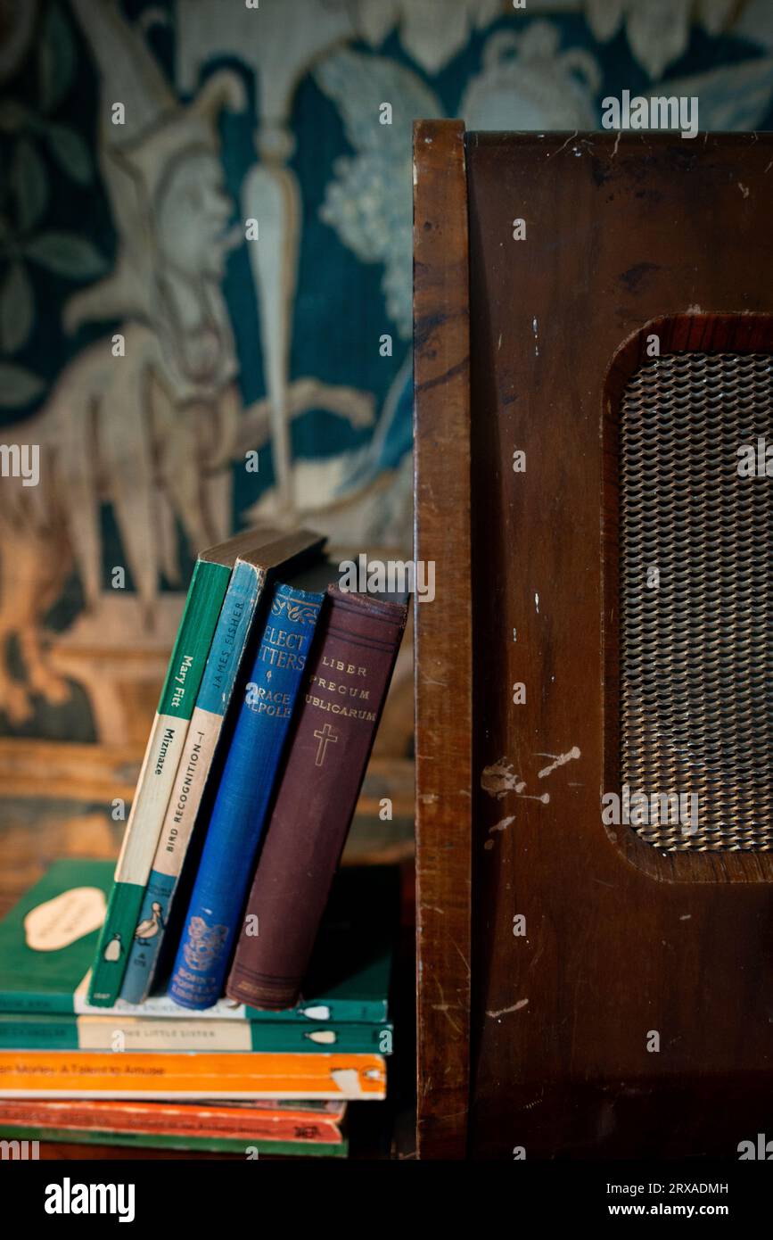 Ein drahtloses Radio und Bücher im Chastleton House, Oxfordshire Stockfoto