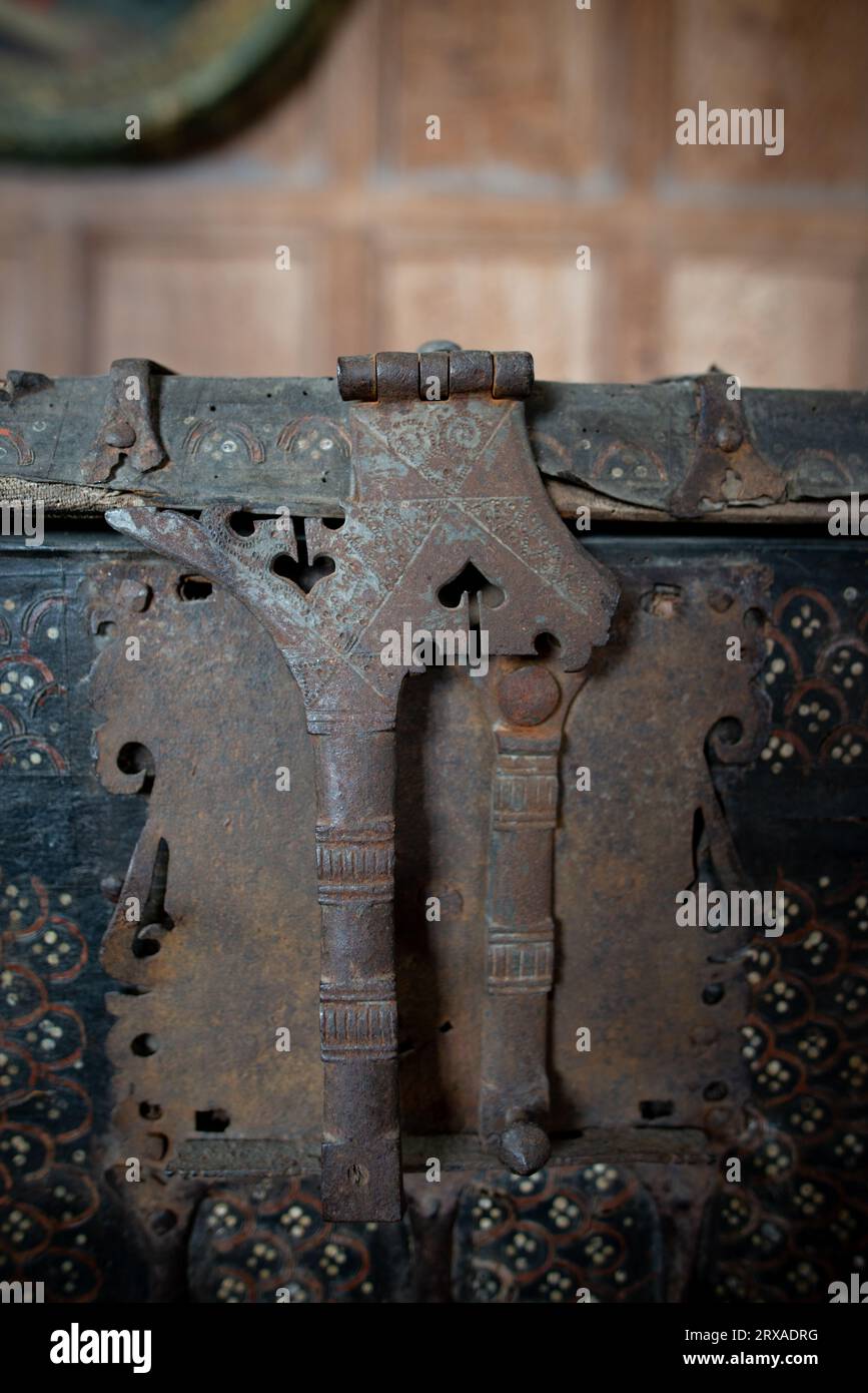 Detail einer Holzkiste in der Long Gallery im Chastleton House in Oxfordshire Stockfoto