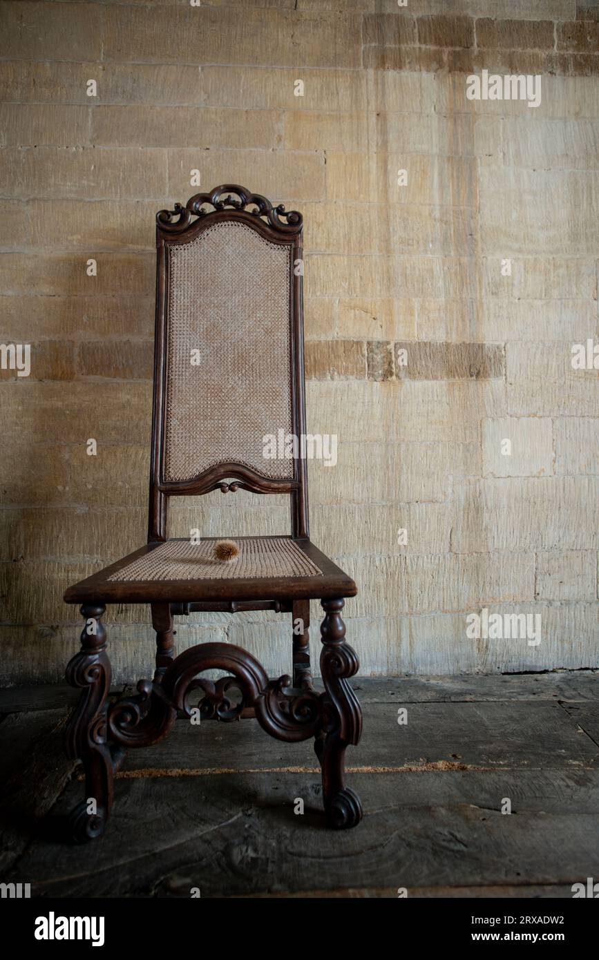 Ein Holzstuhl in der Long Gallery im Chastleton House in Oxfordshire Stockfoto