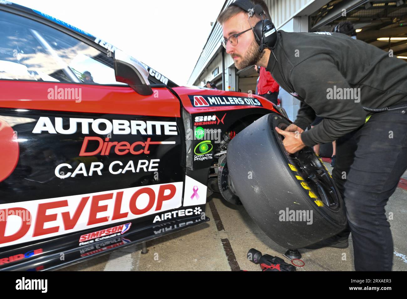 Silverstone, Großbritannien. September 2023. Mechaniker arbeiten am Auto von Dan Lloyd, Autobrite Direct mit Millers Oils, Cupra Leon während der Kwik Fit British Touring Car Championships (BTCC) in Silverstone, Towcester, Northamptonshire, Großbritannien am 23. September 2023. LFP/Alamy Live News Stockfoto