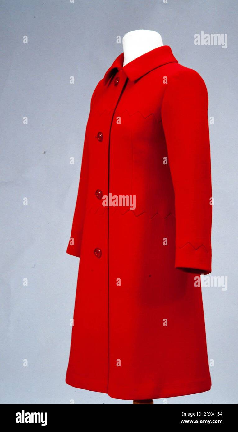 Abrigo de mujer diseñado por Manuel Pertegaz, siglo XX. Museu del Disseny de Barcelona. Stockfoto