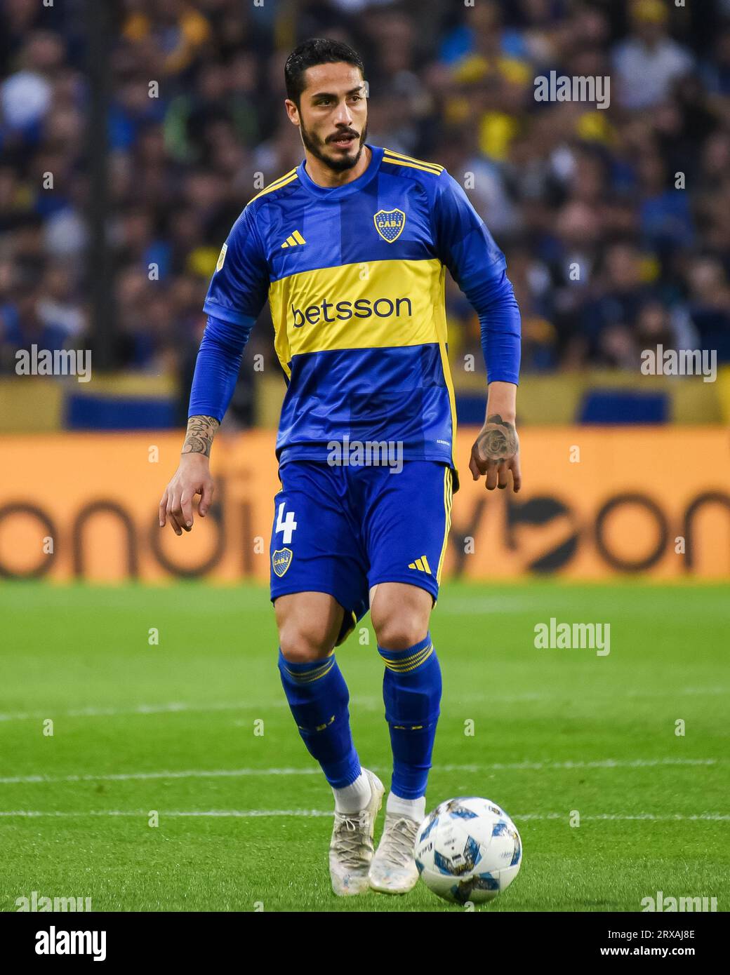 Buenos Aires, Argentinien. September 2023. Nicolas Figal der Boca Juniors spielte während des Ligaspiels zwischen Boca Juniors und CA Lanus am 23. September 2023 im La Bombonera Stadium in Buenos Aires, Spanien. (Foto: Santiago Joel Abdala/PRESSINPHOTO) Credit: PRESSINPHOTO SPORTS AGENCY/Alamy Live News Stockfoto