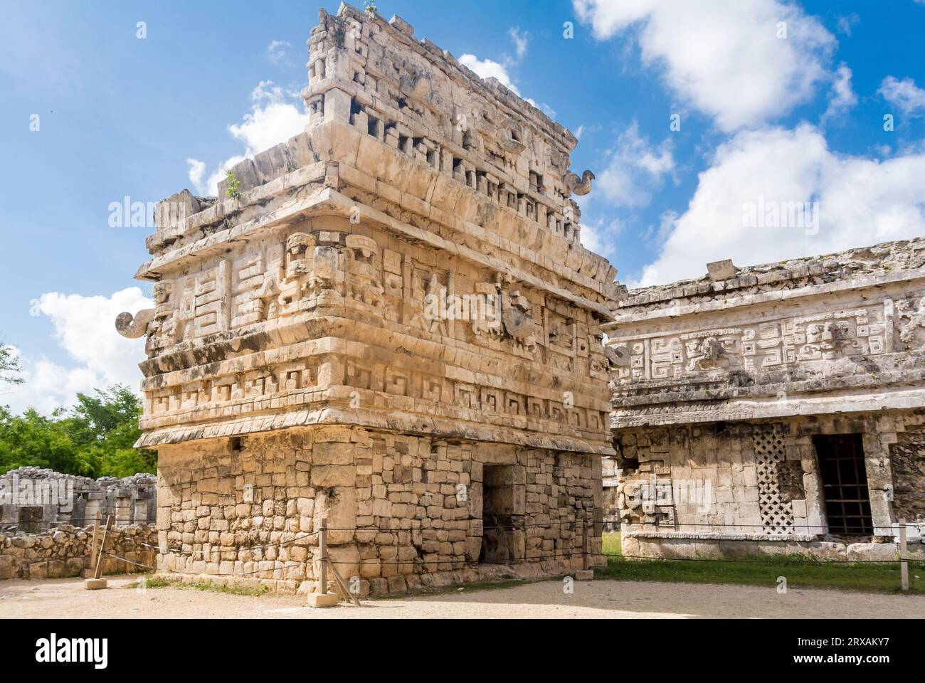Chichén-Itzá, Yucatan, Mexiko, Ruinen von Chichén Itza, eine archäologische Stätte mit Maya-Zivilisationspyramide und Denkmälern. Stockfoto