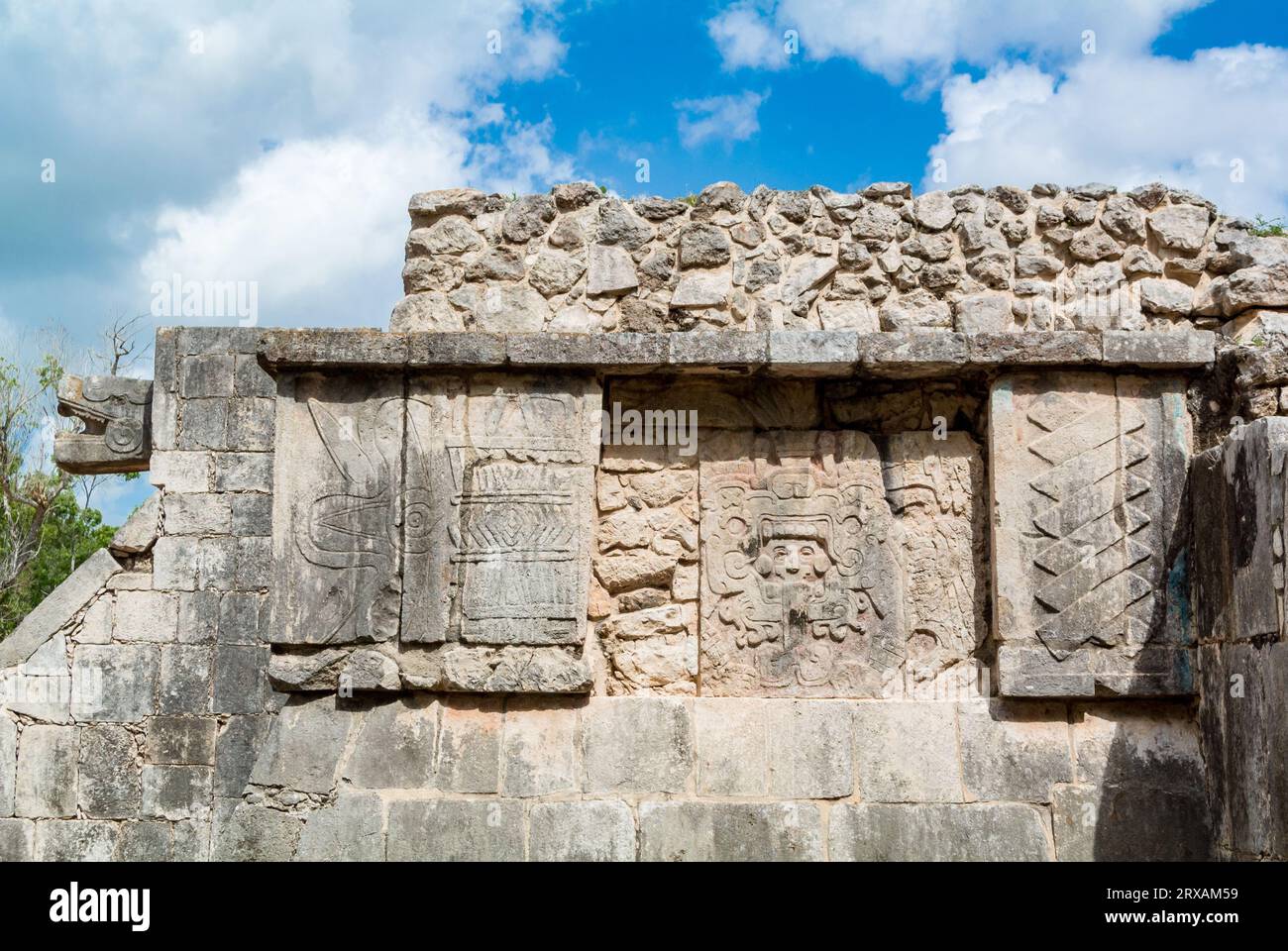 Chichén-Itzá, Yucatan, Mexiko, Ruinen von Chichén Itza, eine archäologische Stätte mit Maya-Zivilisationspyramide und Denkmälern. Stockfoto