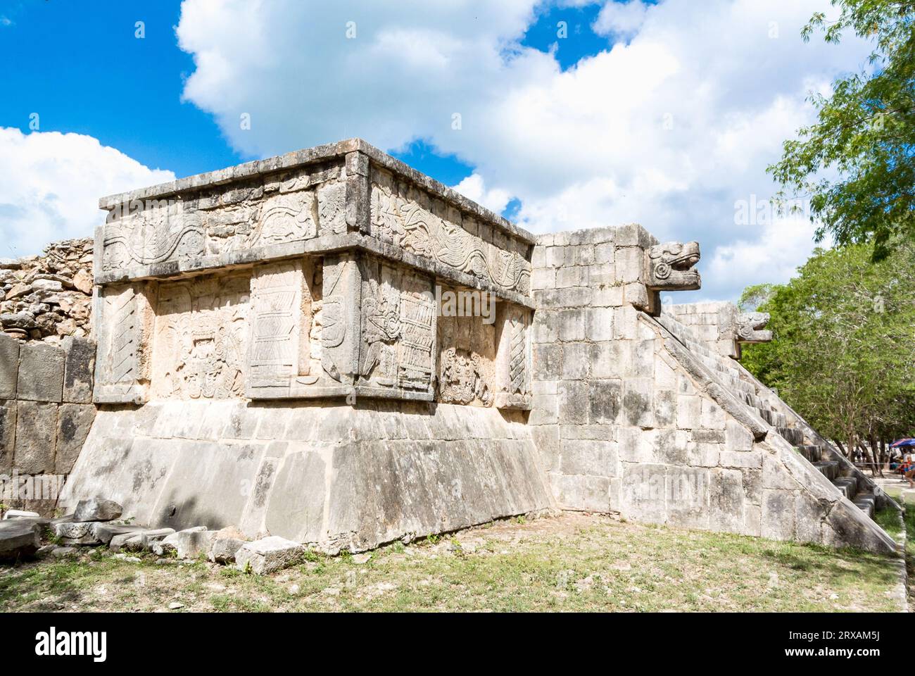 Chichén-Itzá, Yucatan, Mexiko, Ruinen von Chichén Itza, eine archäologische Stätte mit Maya-Zivilisationspyramide und Denkmälern. Stockfoto
