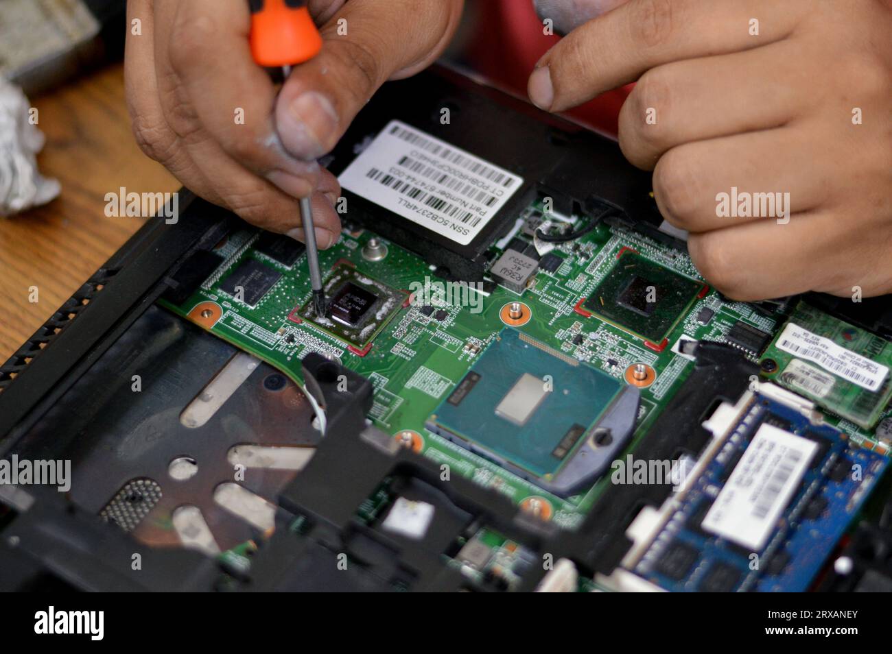 Kairo, Ägypten, 10. September 2023: Wartung des Kühlsystems eines Laptops, Behebung eines Problems in einer Computerhardware, Austausch von PC-Komponenten, Fixierung Stockfoto