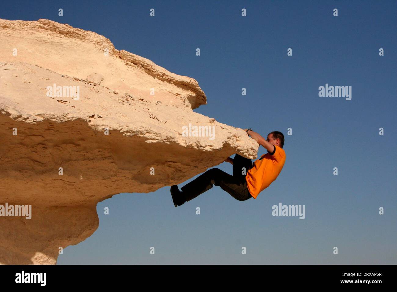 Ein Kletterer steigt auf einen Kalksteinpilz in der Weißen Wüste in Ägypten Stockfoto