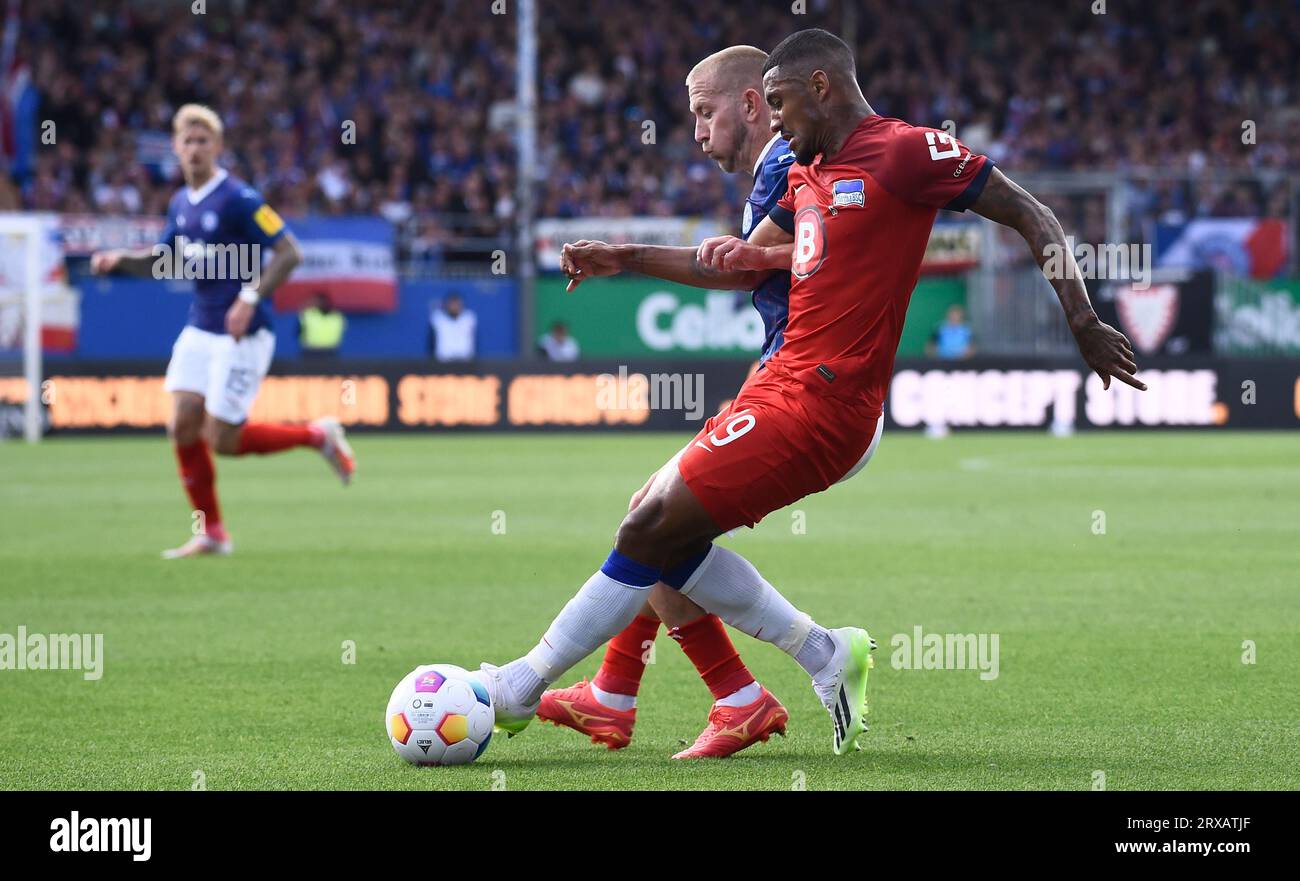 Kiel, Deutschland. September 2023. Fußball: 2. Bundesliga, Holstein Kiel - Hertha BSC, Spieltag 7, Holstein Stadium. Kiels Lewis Holtby (l-r) und der Berliner Jeremy Dudziak kämpfen um den Ball. Danksagung: Gregor Fischer/dpa - WICHTIGER HINWEIS: gemäß den Anforderungen der DFL Deutsche Fußball Liga und des DFB Deutscher Fußball-Bund ist es untersagt, im Stadion und/oder im Spiel aufgenommene Fotografien in Form von Sequenzbildern und/oder videoähnlichen Fotoserien zu nutzen oder nutzen zu lassen./dpa/Alamy Live News Stockfoto