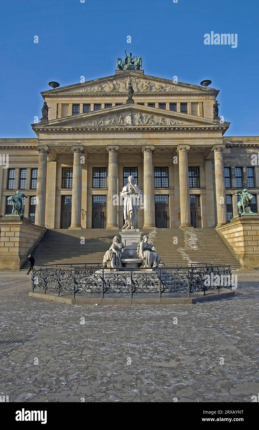 Konzertsaal mit Schiller-Denkmal, ehemaliges Theater, Architekt Karl Friedrich Schinkel, Gendarmenmarkt, Berlin, Deutschland Stockfoto