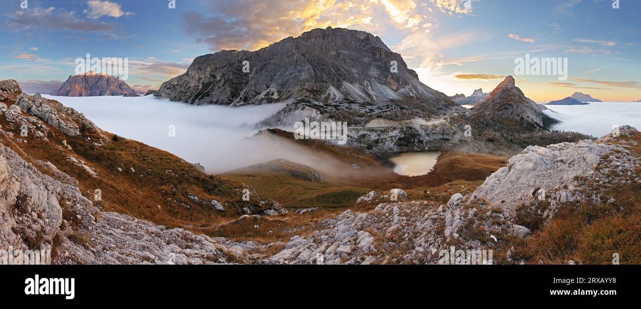 Mist in the mountain . In the dolomites - passo Valparola Stockfoto