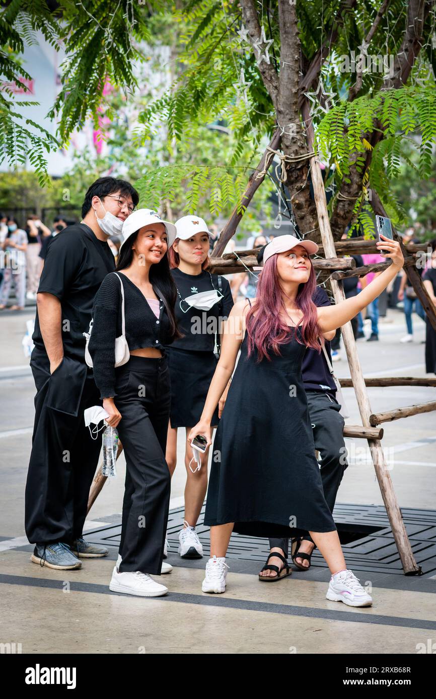 Eine Gruppe cooler junger Thailänder macht ein lustiges Selfie in Siam Square. Siam, Bangkok, Thailand. Stockfoto