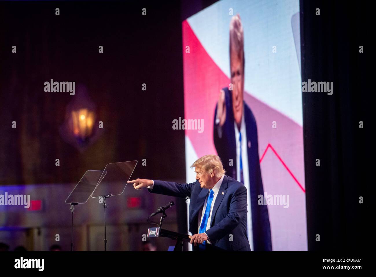 Der republikanische Präsidentschaftskandidat, der ehemalige US-Präsident Donald J. Trump, kommt auf die Bühne, um seine Rede während des Gipfels zum Wahlkampf im Omni Shoreham Hotel in Washington, DC, am Freitag, den 15. September 2023, zu halten. Kredit: Rod Lamkey/CNP/MediaPunch Stockfoto