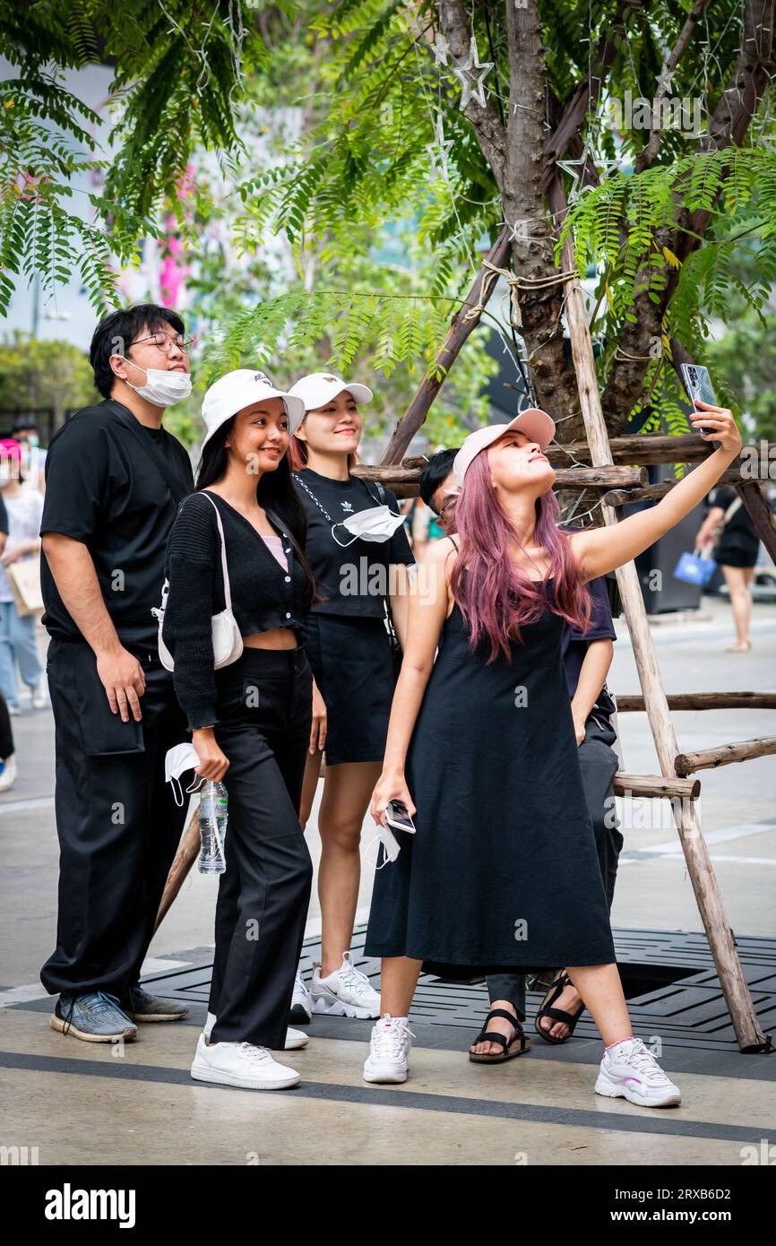Eine Gruppe cooler junger Thailänder macht ein lustiges Selfie in Siam Square. Siam, Bangkok, Thailand. Stockfoto