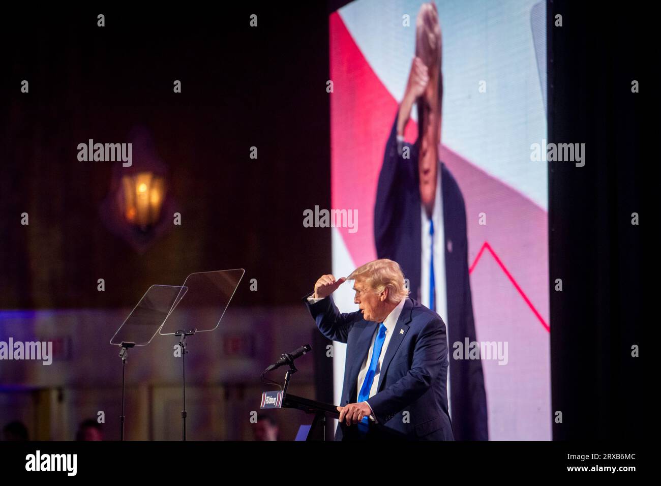 Der republikanische Präsidentschaftskandidat, der ehemalige US-Präsident Donald J. Trump, kommt auf die Bühne, um seine Rede während des Gipfels zum Wahlkampf im Omni Shoreham Hotel in Washington, DC, am Freitag, den 15. September 2023, zu halten. Kredit: Rod Lamkey/CNP/MediaPunch Stockfoto