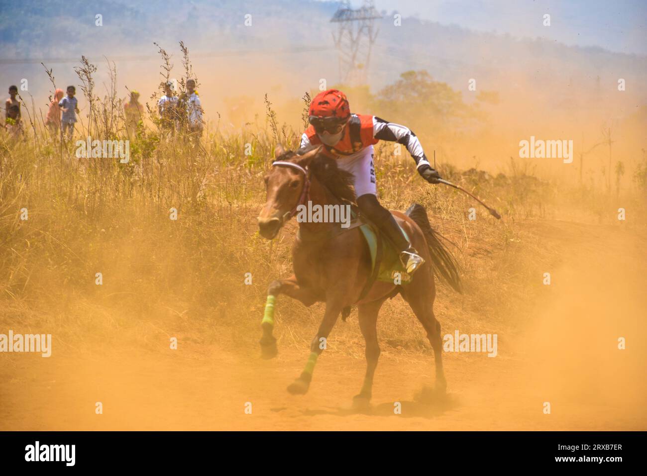 Sumedang, West Java, Indonesien. September 2023. Jockeys beschleunigen ihre Pferde beim Cibogo Horse Race, Tanjungsari, Sumedang, West Java. Hunderte von Teilnehmern aus Pferdeställen in verschiedenen Regionen in West-Java nahmen an dem Rennen Teil, als eine Form der traditionellen Unterhaltungstradition und auch, um traditionelle Pferderennen der Öffentlichkeit vorzustellen. Quelle: Dimas Rachmatsyah/Alamy Live News Stockfoto