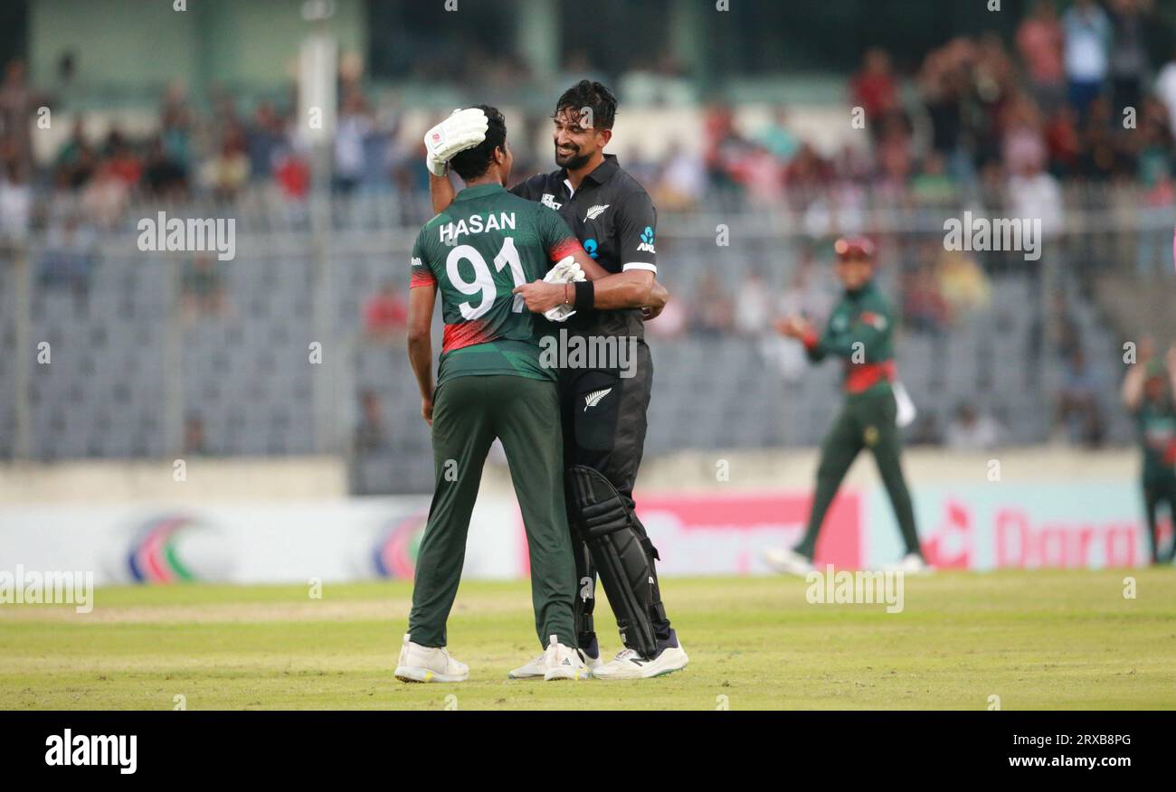 Hasan Mahmud (L) und ISH Sodhi (R) während des 2. ODI-Spiels von Bangladesch und Neuseeland in drei Spielreihen im Sher-e-Bangla National Cricket Stadium Stockfoto