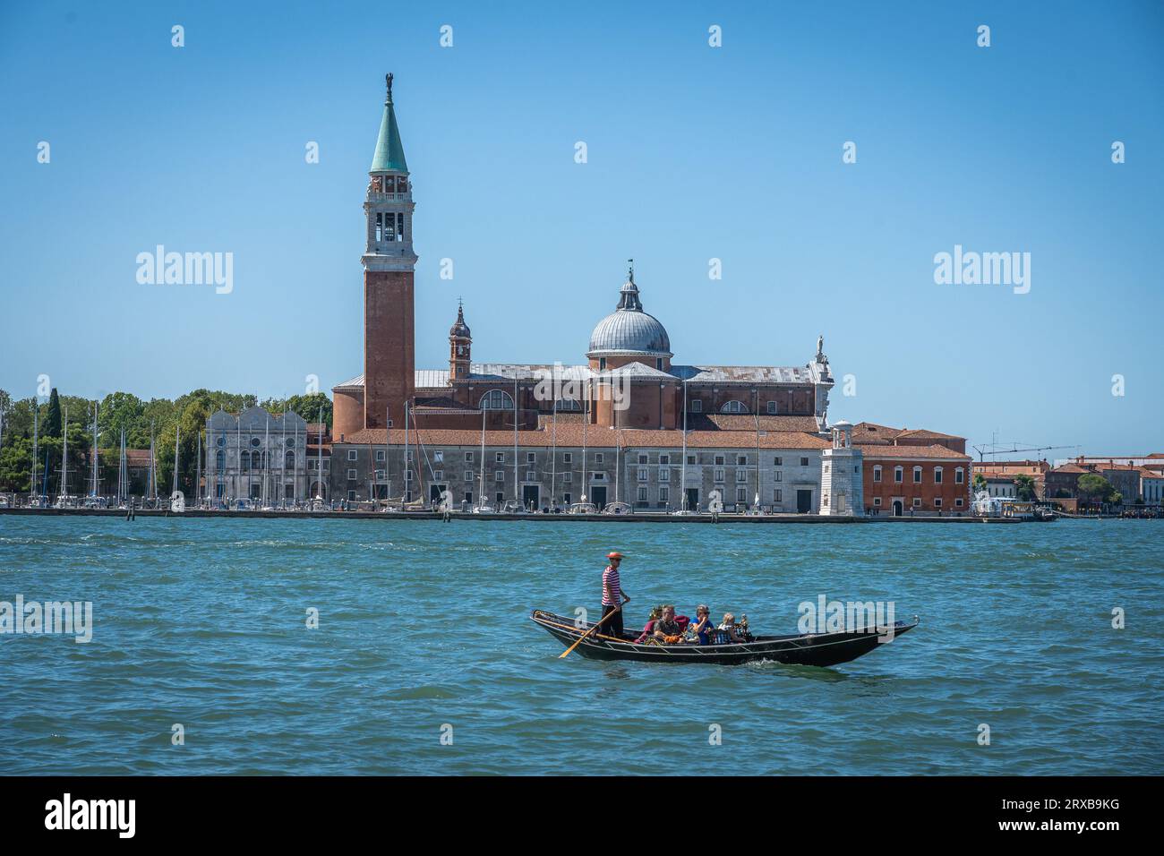 Wunderschöne Gondelbahn von Venedig mit einer Kirche im Hintergrund Stockfoto