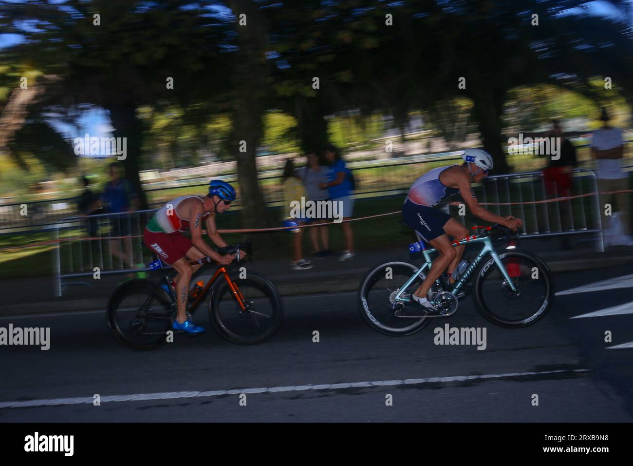 Pontevedra, Galicien, Spanien. September 2023. Pontevedra, Spanien, 23. September 2023: Französischer Triathlet Yanis Seguin (R) neben Zsombor Dévay (L) während der Männer-U23-Triathlon-Weltmeisterschaft 2023 am 23. September 2023 in Pontevedra, Spanien. (Bild: © Alberto Brevers/Pacific Press über ZUMA Press Wire) NUR REDAKTIONELLE VERWENDUNG! Nicht für kommerzielle ZWECKE! Stockfoto