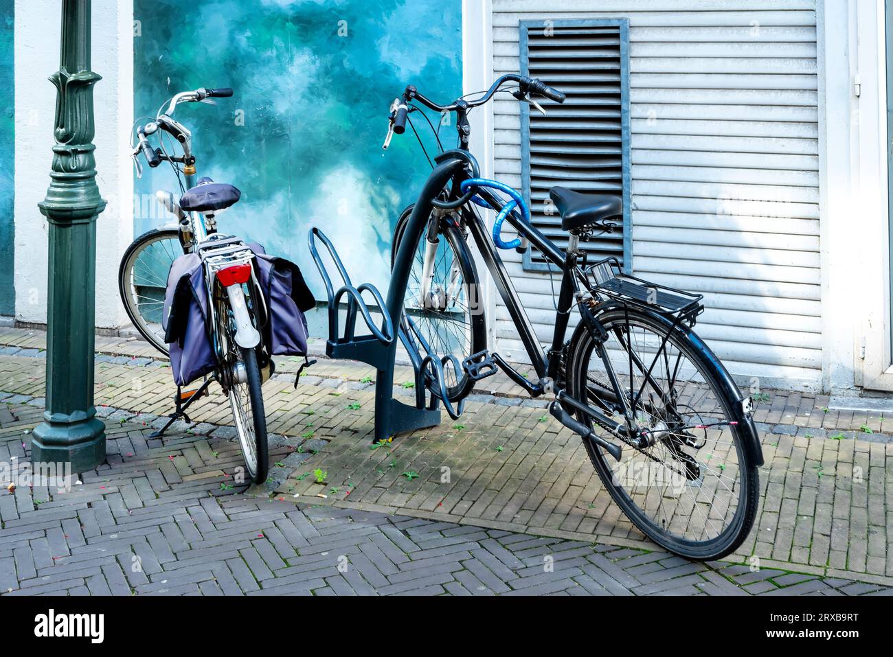 Zwei Fahrräder stehen vor einer Hauswand Stockfoto