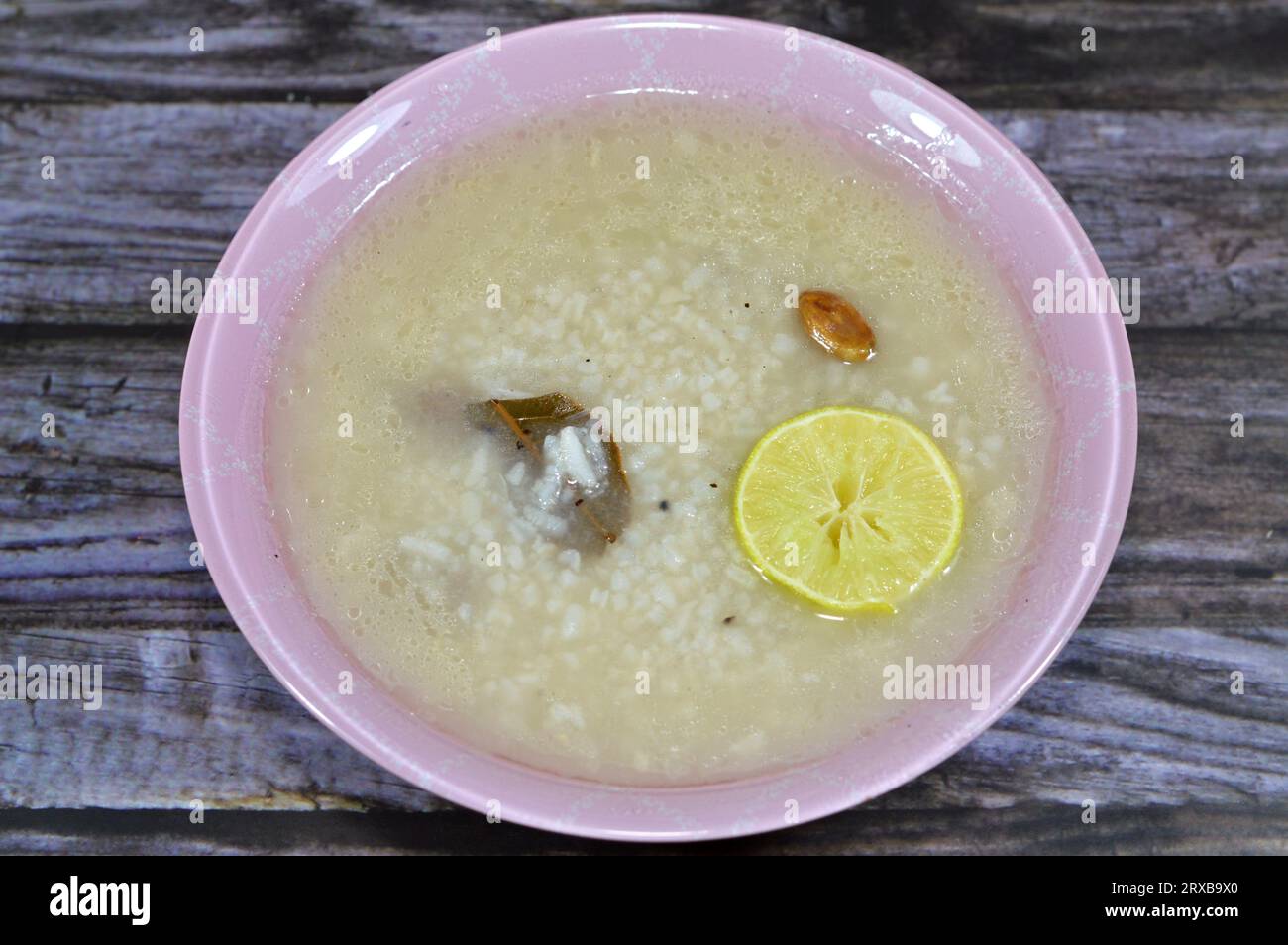 Taubenreissuppe oder Shorbet-Hamam, eine ägyptische Suppe, zubereitet ...