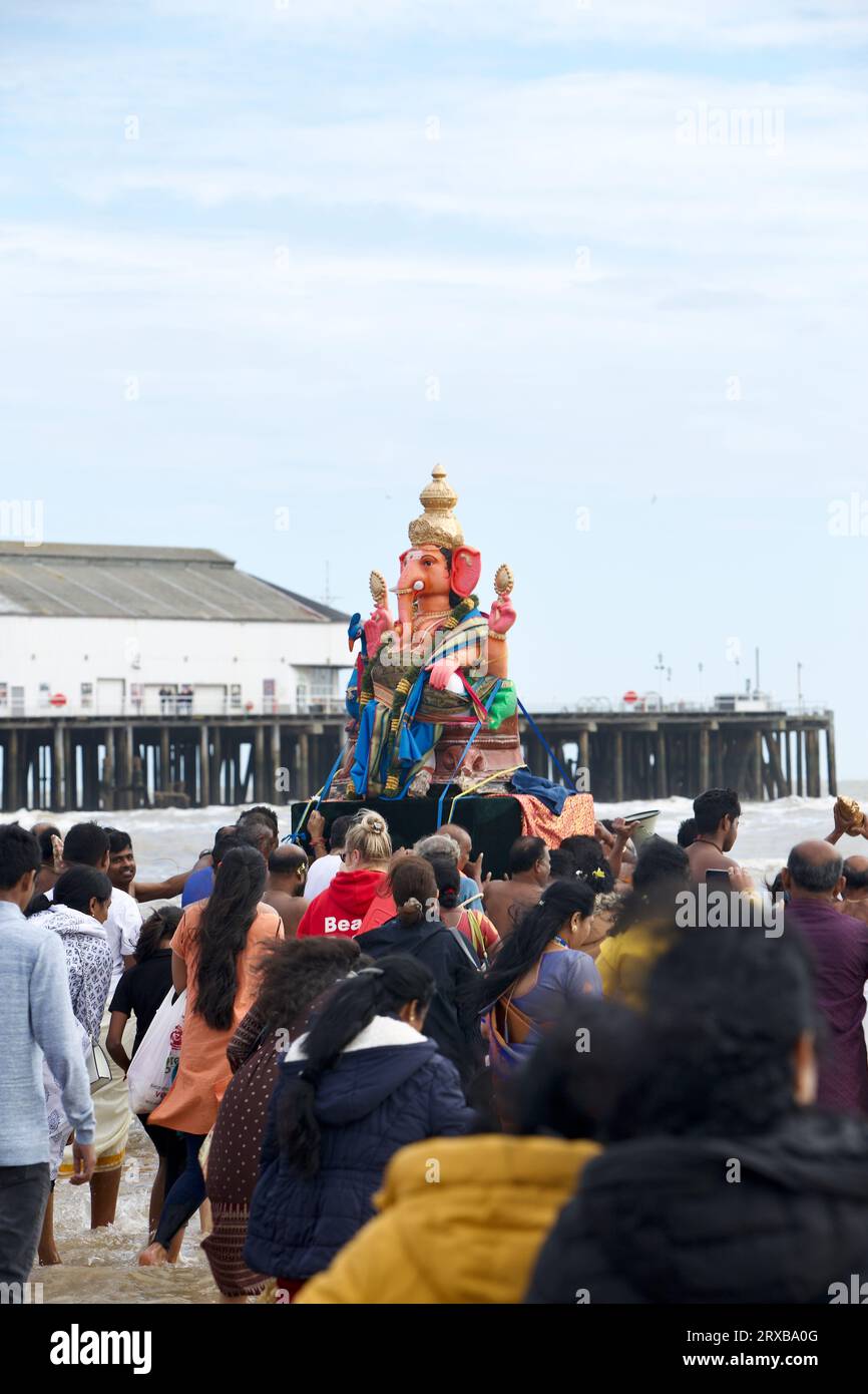 Dies ist der letzte Tag des Chathurthi-Festivals, an dem Lord Ganesh in das Meer getaucht wird (in Clacton on Sea). Stockfoto