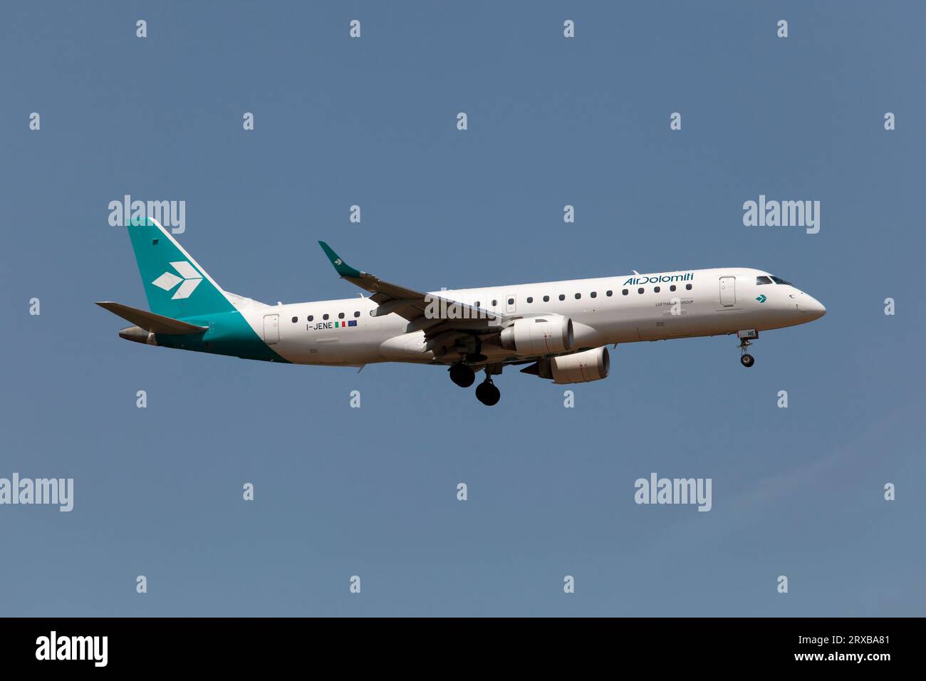 Eine Air Dolomiti Embraer 190 Landung auf dem internationalen Flughafen Frankfurt Rhein-Main - EDDF. Air Dolomiti ist eine italienische Regionalfluggesellschaft, die Mitglied der Lufthansa Regional ist und ihren Hauptsitz in Villafranca di Verona hat. Die Betriebsstätte befindet sich am Flughafen Verona Villafranca und die Fokusstädte befinden sich am Flughafen München und am Flughafen Frankfurt in Deutschland. Es ist eine hundertprozentige Tochtergesellschaft von Lufthansa. Stockfoto