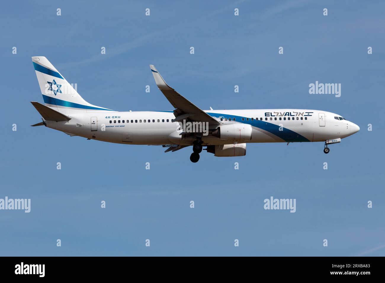 Eine Boeing 737-800 der El Al Israel Airlines landete auf dem internationalen Flughafen Frankfurt-Main. El Al Israel Airlines ist die israelische Fluggesellschaft. Seit ihrem ersten Flug von Genf nach Tel Aviv im September 1948 hat sich die Fluggesellschaft auf mehr als 50 Zielorte vergrößert, die sowohl nationale als auch internationale Linienflüge und Frachtflüge innerhalb Israels sowie nach Europa, dem Nahen Osten, Amerika, Afrika, und dem Fernen Osten, von seiner Hauptbasis im Ben Gurion Flughafen. El Al ist die einzige kommerzielle Fluggesellschaft, die ihre Flugzeuge mit Raketenabwehrsystemen ausrüstet, um ihre Flugzeuge vor Oberflächen-A-Angriffen zu schützen Stockfoto