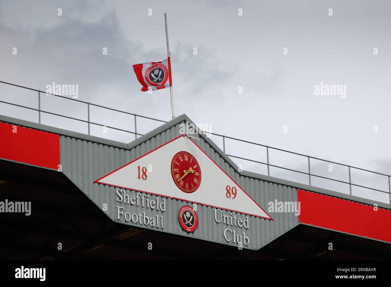 Bramall Lane, Sheffield, Großbritannien. September 2023. Sheffield United gegen Newcastle United; Eine Flagge von Sheffield United fliegt auf halbem Mast über dem DSM Roofing Stand in Erinnerung an den Sheffield United Spieler Maddy Cusack, der am 21. September 2023 starb Credit: Action Plus Sports/Alamy Live News Stockfoto