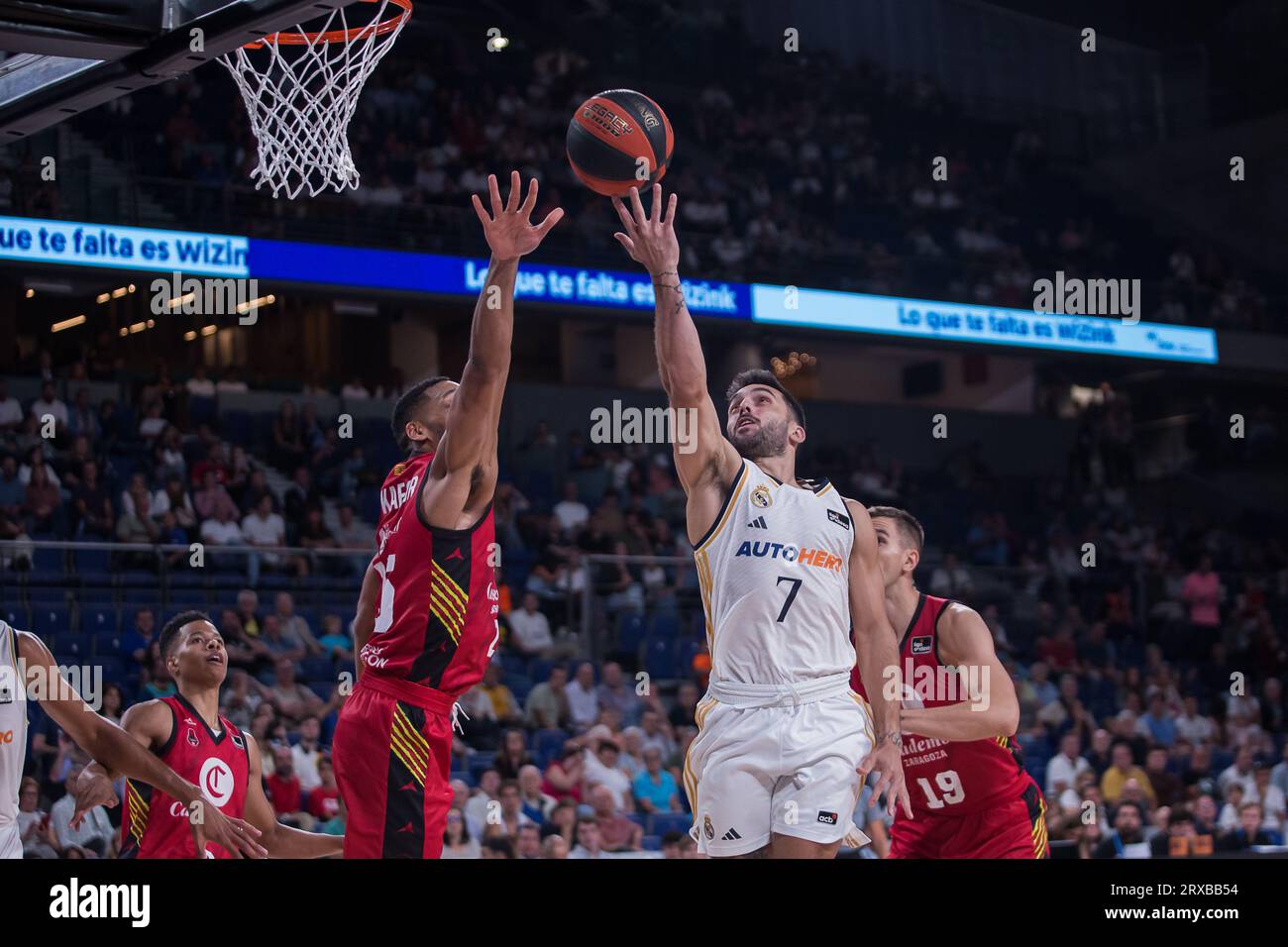 Madrid, Madrid, Spanien. September 2023. Facundo Campazzo (L) und Jahlil Okafor (L). Während Real Madrids Sieg über Casademont Zaragoza 101 - 70 in der Liga Endesa 2023/24 Regular Season Game (Tag 1) feierte im Wizink Center (Madrid, Spanien). September 2023. (Bild: © Juan Carlos GarcÃ-A Mate/Pacific Press via ZUMA Press Wire) NUR REDAKTIONELLE VERWENDUNG! Nicht für kommerzielle ZWECKE! Stockfoto