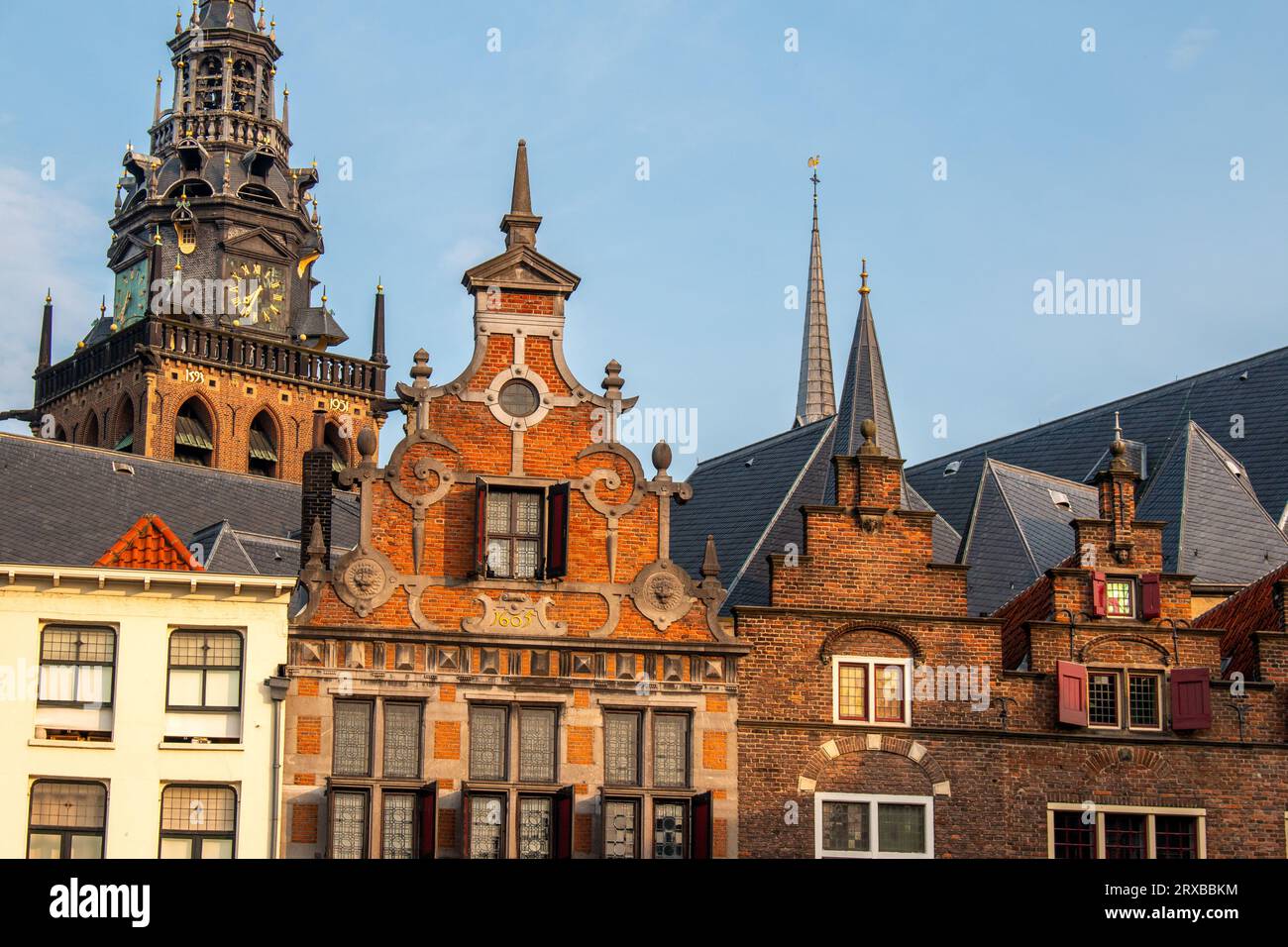 Nijmegen, Niederlande. Juni 2023. Die Gebäude des alten Stadtzentrums auf einem Marktplatz bei Sonnenaufgang. Stockfoto