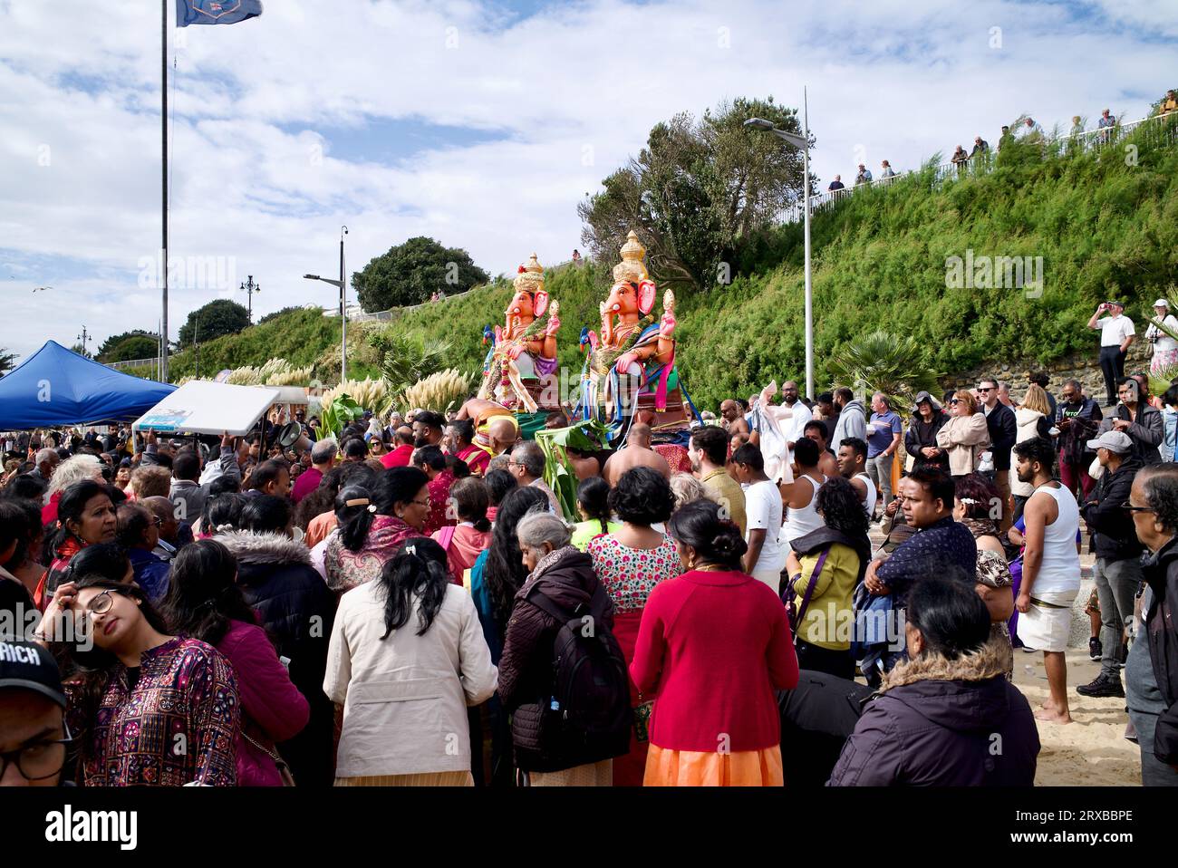 Dies ist der letzte Tag des Chathurthi-Festivals, an dem Lord Ganesh in das Meer getaucht wird (in Clacton on Sea). Stockfoto