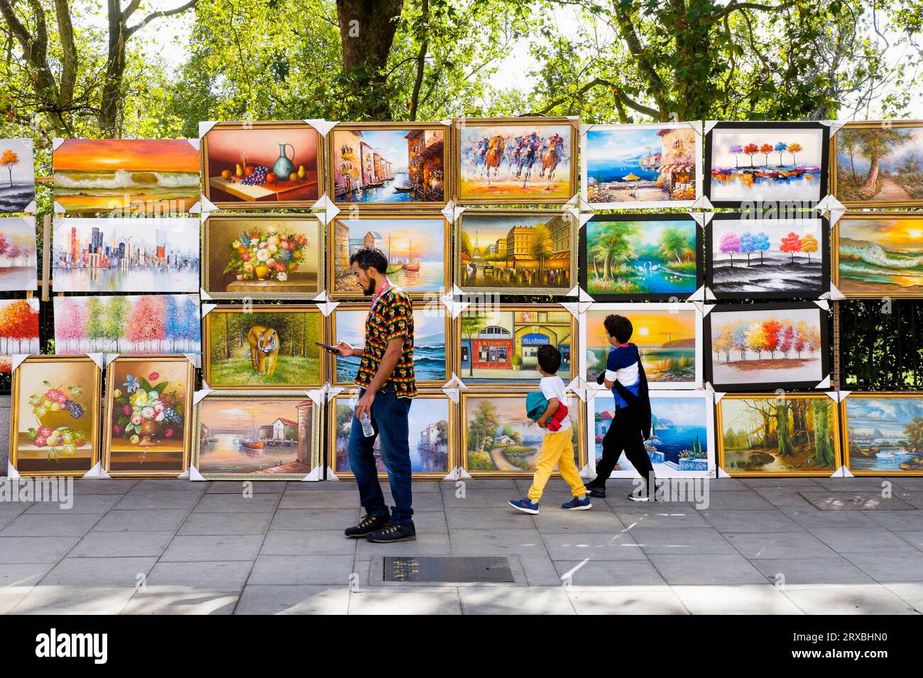 Gemälde zum Verkauf hing an den Geländern des Green Park auf dem Piccadilly Art Market in London, Großbritannien Stockfoto