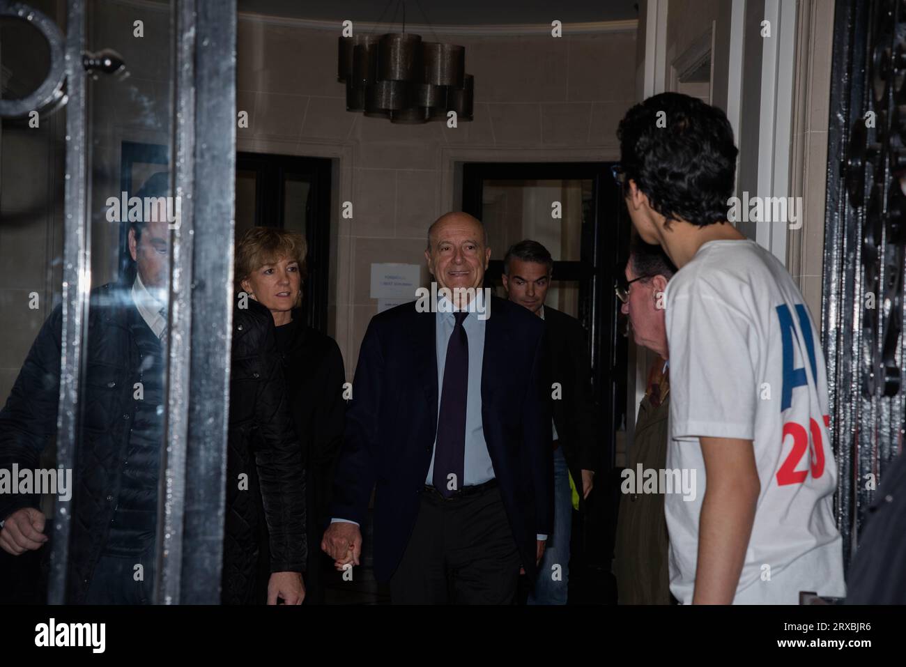 Alain Juppé à la sortie de Son QG (Quartier général) de campagne, le soir du Premier Tour de la primaire de la droite, dimanche, 20. November 2016. Stockfoto