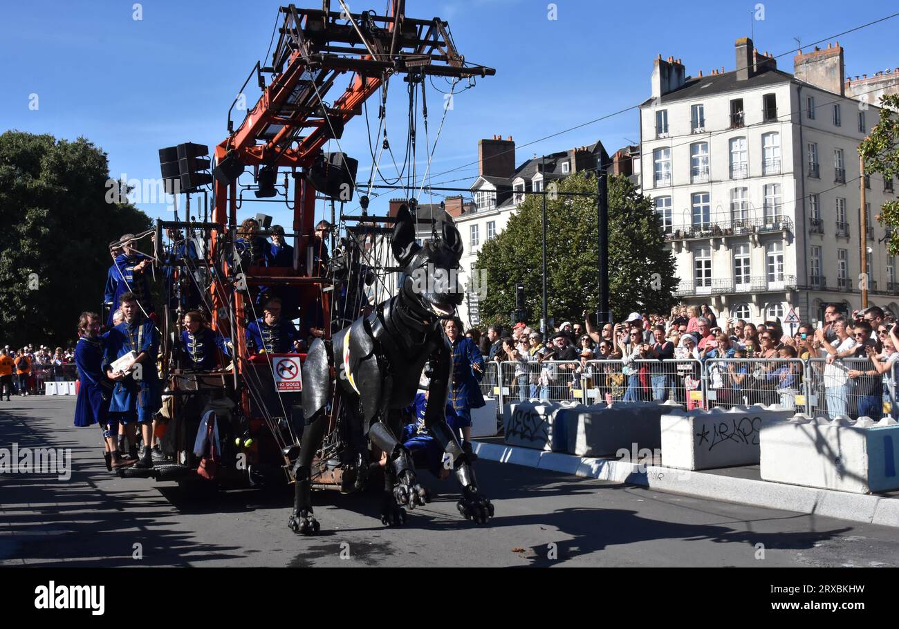 Parade Royal de Luxe, Riesenmuppe Xolo der Hund, Nantes Frankreich Stockfoto