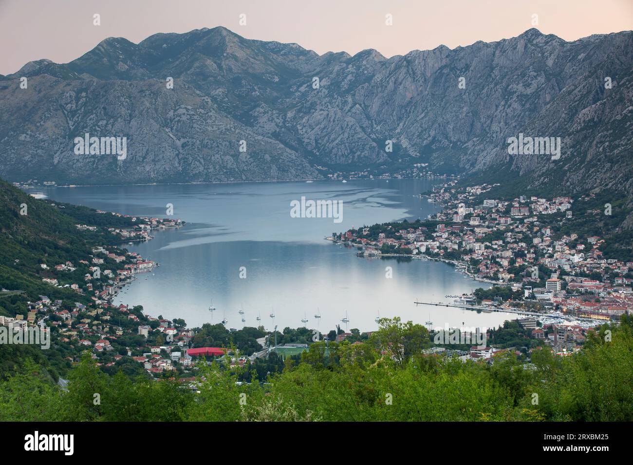 Wunderschöne Kotor Bay in Montenegro. Blick auf Kotor Bay am frühen Morgen im Sommer. Stockfoto