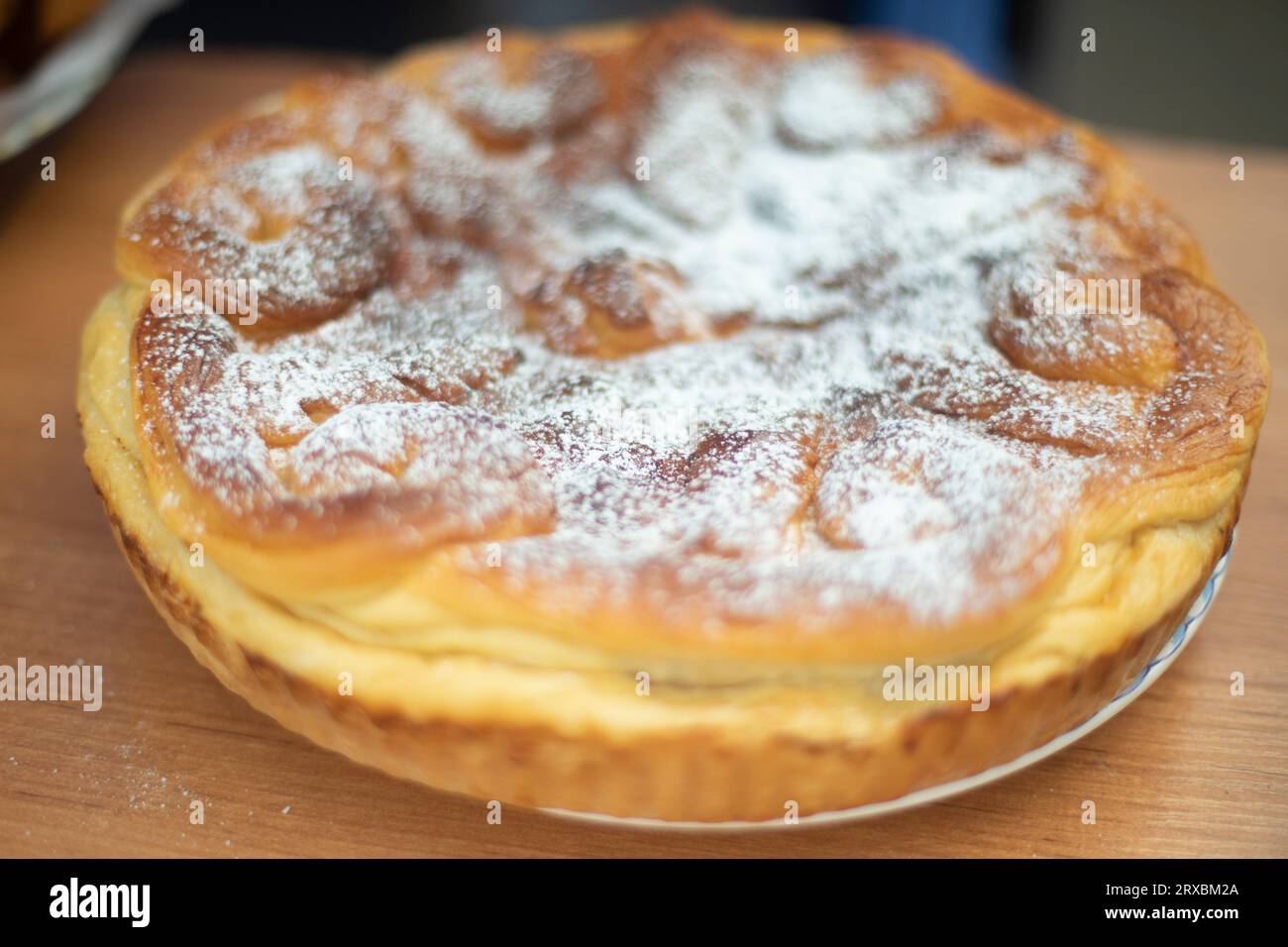 Süßer Apfelkuchen. Leckeres Gebäck. Süßes Puder auf Kuchen. Rustikales Gebäck. Stockfoto