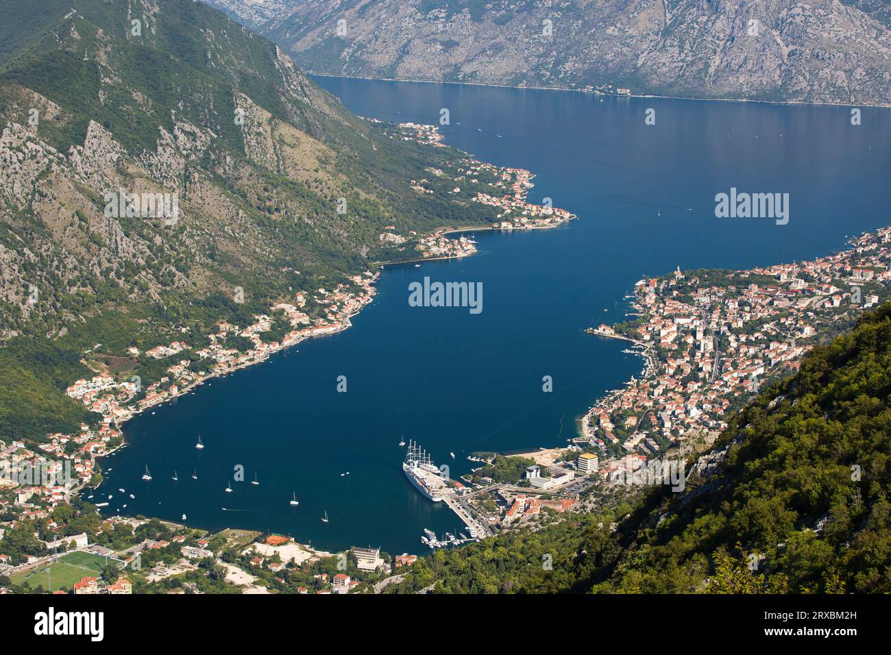 Wunderschöner Blick aus der Vogelperspektive auf Kotor, Kotor Bucht, Yachthafen und Berg, Reiseziel Montenegro Stockfoto