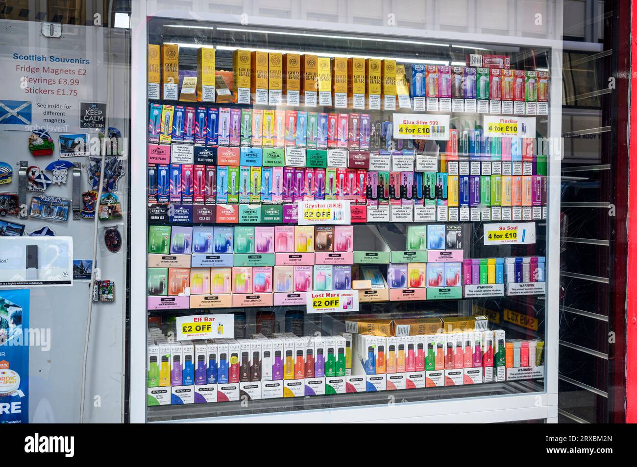Einweg-Vapes zum Verkauf in einem Schaufenster, Glasgow, Schottland,  Großbritannien, Europa Stockfotografie