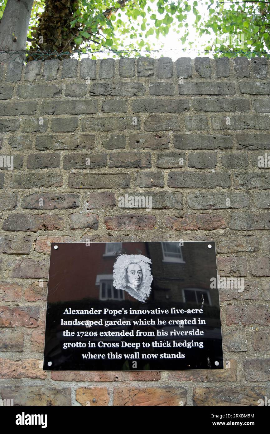 gedenktafel in twickenham, england, mit der darauf hingewiesen wird, dass sich der Landschaftsgarten des Dichters und Satiristen alexander Papst aus den 1720er Jahren von der themse bis zu dieser Mauer erstreckte Stockfoto