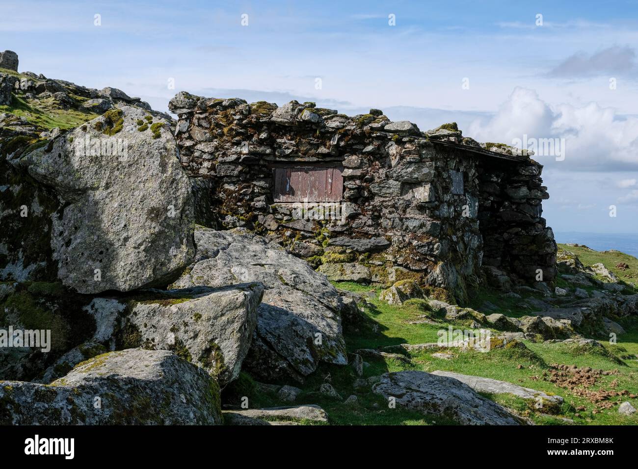 Zuflucht direkt unterhalb des Gipfels von Foel Grach, Snowdonia, Nordwales Stockfoto