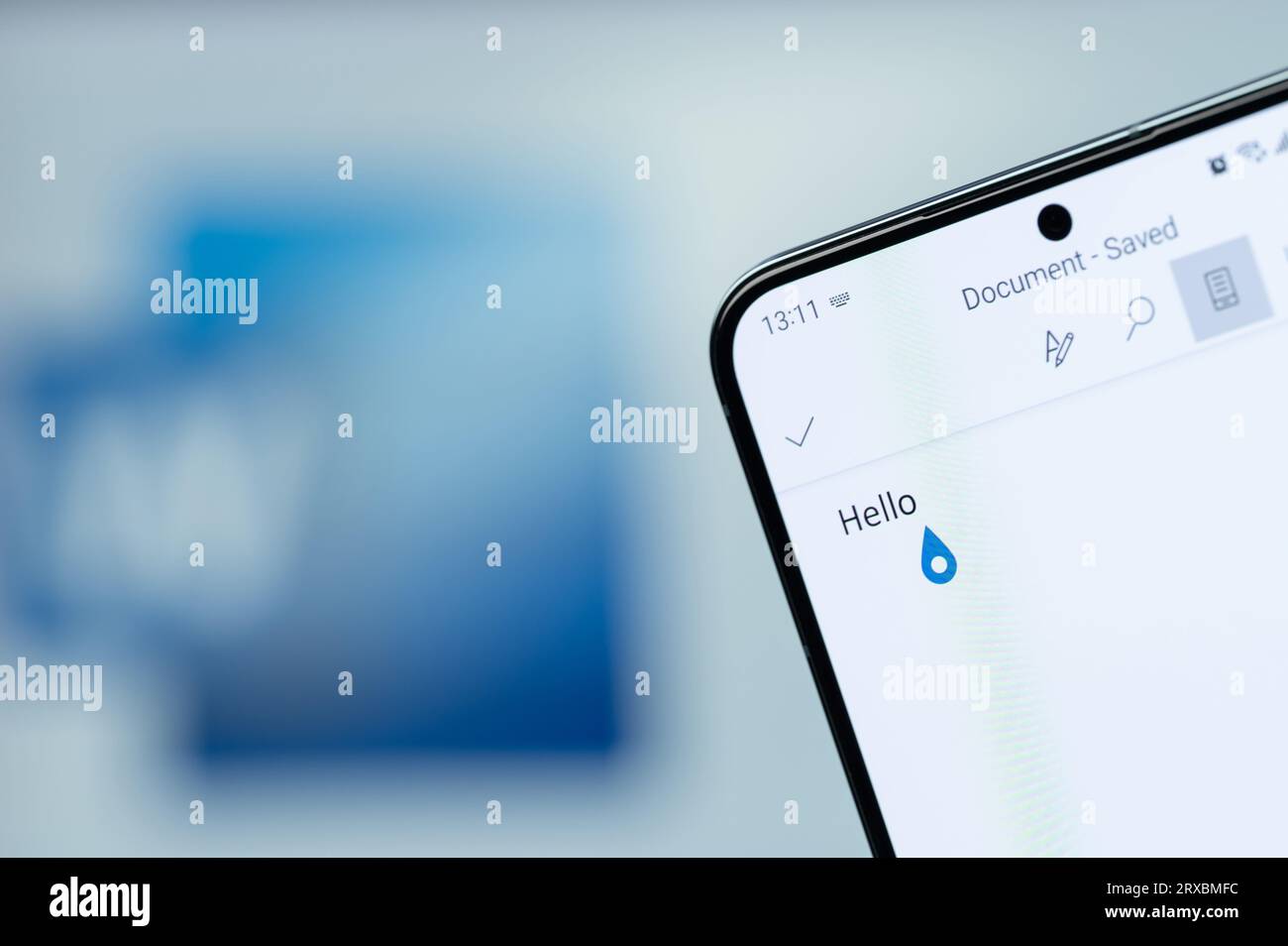 New York, USA - 20. August 2023: Erstellen eines neuen Dokuments in der Microsoft Office Word-Anwendung auf einem Smartphone-Bildschirm mit verschwommenem Logo-Hintergrund Stockfoto