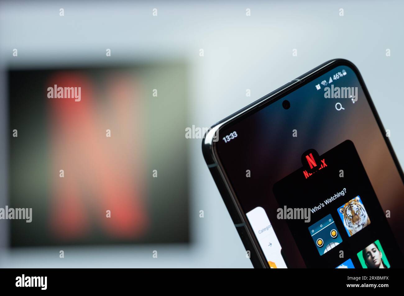 New York, USA - 20. August 2023: Verwendung der Netflix Service Mobile App auf dem Smartphone-Bildschirm Nahaufnahme mit verschwommenem Logo-Hintergrund Stockfoto