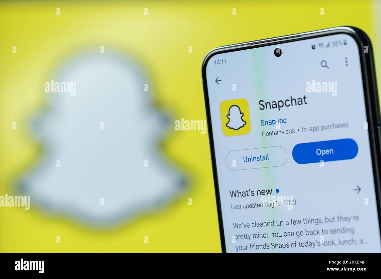 New York, USA - 20. August 2023: Snapchat in der google Store App auf Smartphone-Display Nahaufnahme mit verschwommenem Logo-Hintergrund Stockfoto