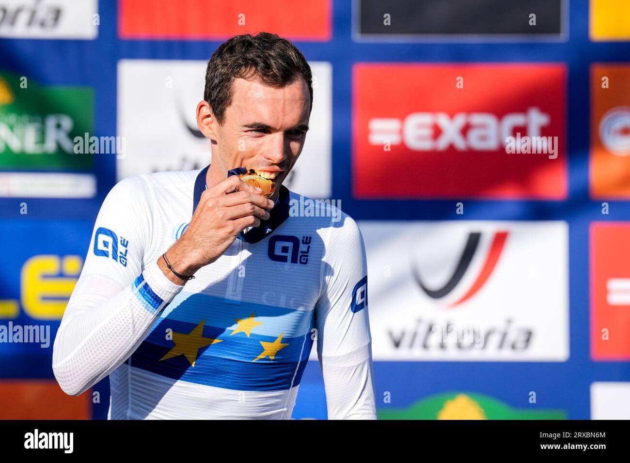 Wijster, Niederlande. September 2023. WIJSTER, NIEDERLANDE - 24. SEPTEMBER: Der Goldmedaillengewinner Christophe Laporte aus Frankreich feiert seinen Sieg nach dem Men's Elite Road Race, einem 199,8 km langen Rennen von Assen bis Col du VAM während der UEC Road Cycling European Championships 2023 auf dem Col du VAM am am 24. September 2023 in Wijster, Niederlande (Foto: Rene Nijhuis/BSR Agency) Credit: BSR Agency/Alamy Live News Stockfoto