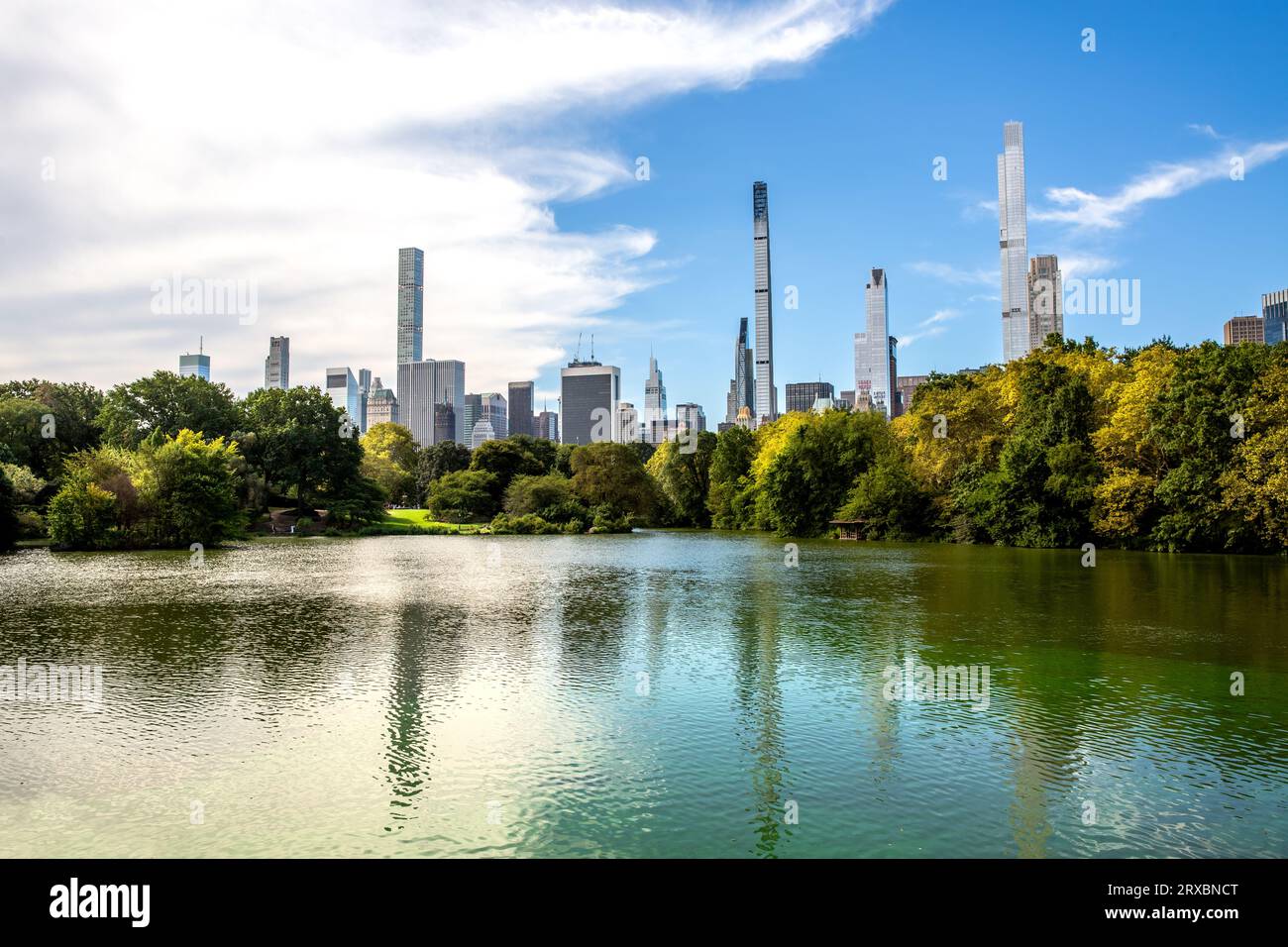 Wolkenkratzer und Gebäude in Midtown Manhattan, darunter der Steinway Tower und der Central Park Tower in einer malerischen Landschaft mit Blick auf den See Stockfoto