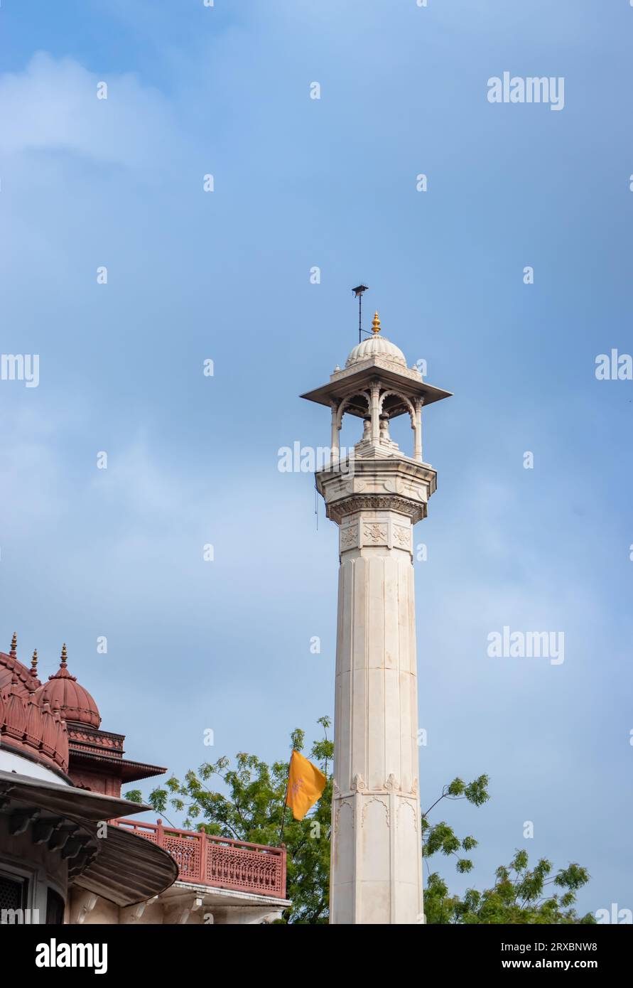 Alte künstlerische heilige jain Tempel heilige Säule mit bewölktem Himmel am Morgen Bild wird im Soni Ji Ki Nasiya Jain Tempel, Ajmer, Rajasthan, Indien aufgenommen. Stockfoto
