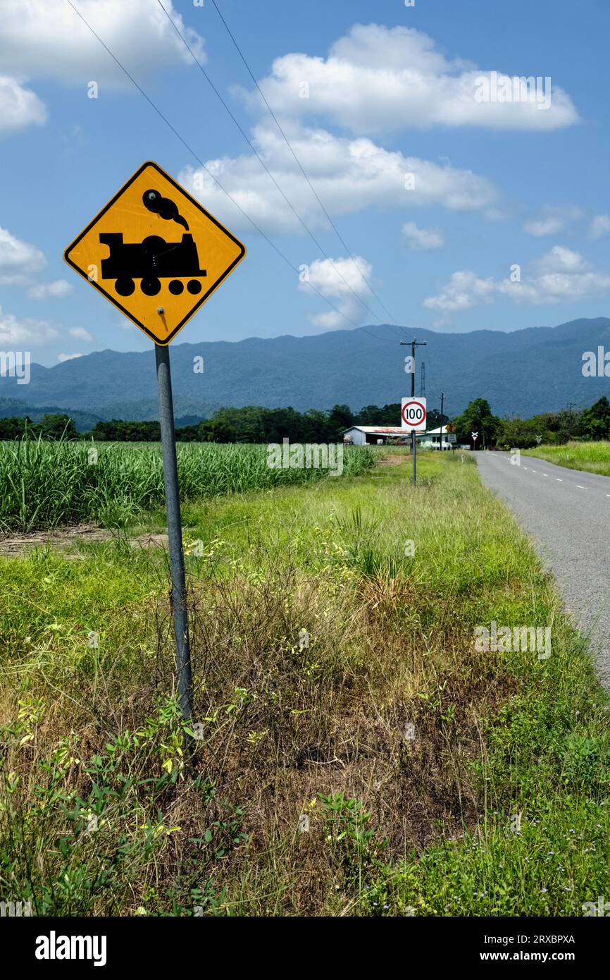 Warnschild für Zuckerrohrzüge auf dem „Cane Cutters Trail“ in der Nähe von Mena Creek, Queensland, Australien Stockfoto